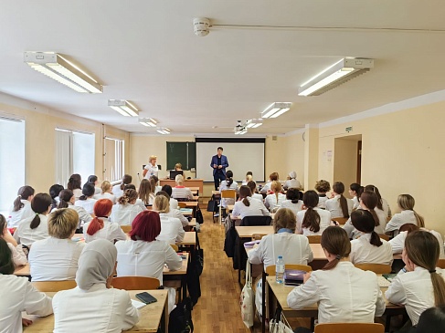 Страховые представители Омского филиала «СОГАЗ-Мед» поздравили студентов, новости, пресс-релизы, статьи, «СОГАЗ-Мед», омс